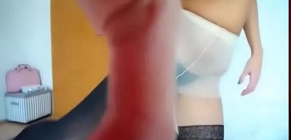  Gostosa lisinha masturbando o cuzinho na webcam